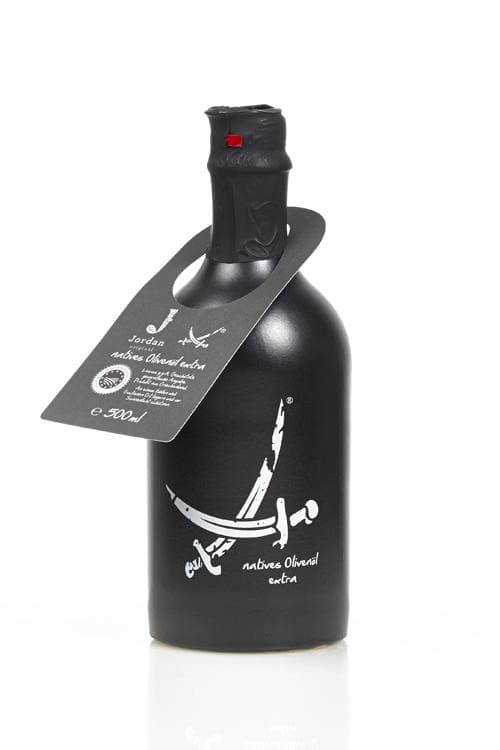 Das griechische Olivenöl von Sansibar in der schwarzen Tonflasche gehört in jede Küche.